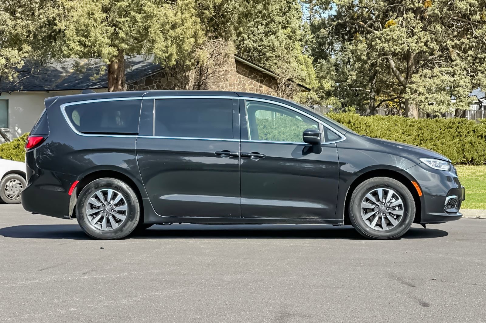Used 2023 Chrysler Pacifica Touring-L image 3