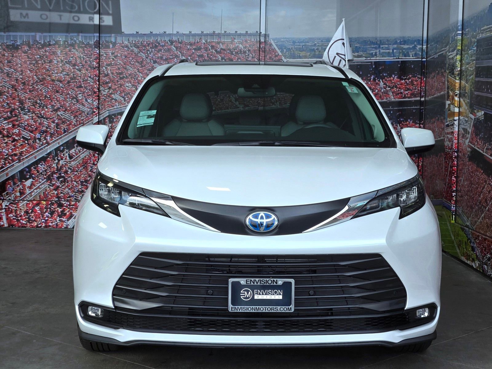Used 2025 Toyota Sienna XLE w/ XLE Plus Package FWD image 3