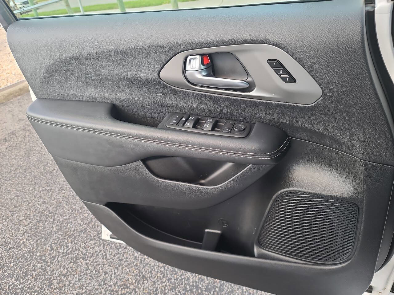 Used 2025 Chrysler Pacifica Select FWD image 25