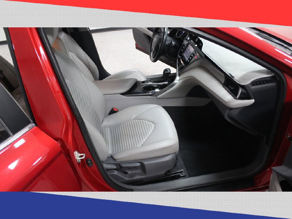 Used 2020 Toyota Camry SE w/ Carpet Mat Package image 27