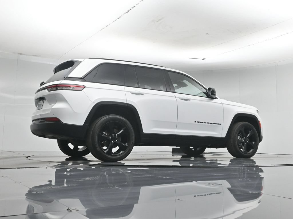 Used 2023 Jeep Grand Cherokee Laredo AWD/4WD image 52