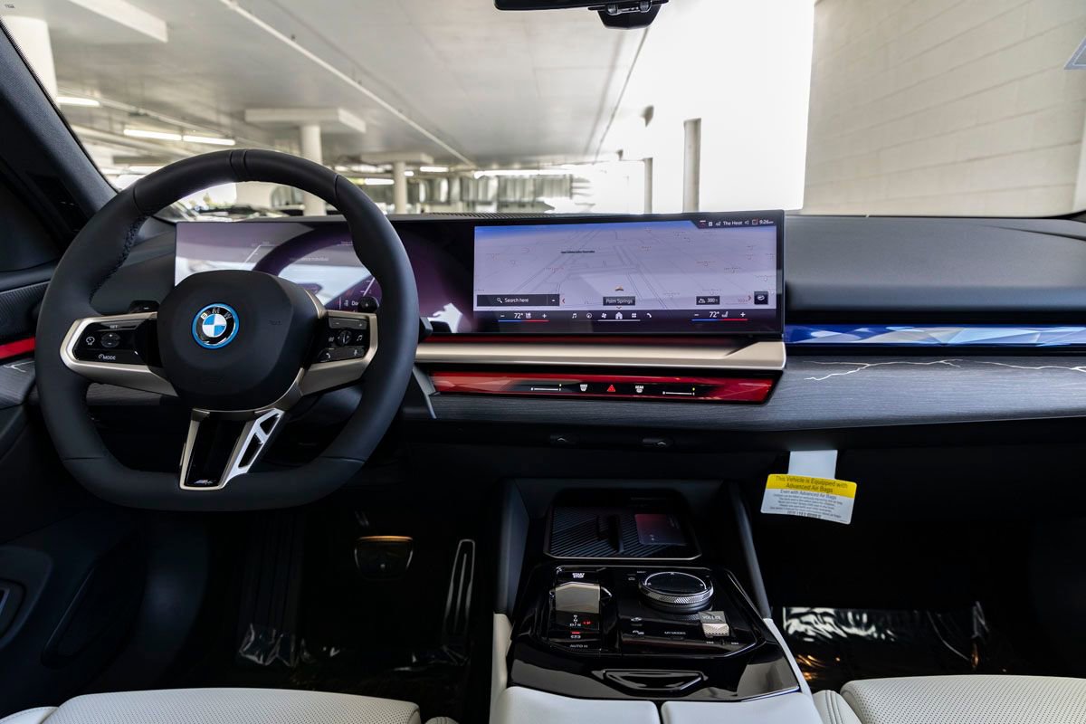 New 2026 BMW 550e xDrive w/ Premium Package AWD/4WD image 12