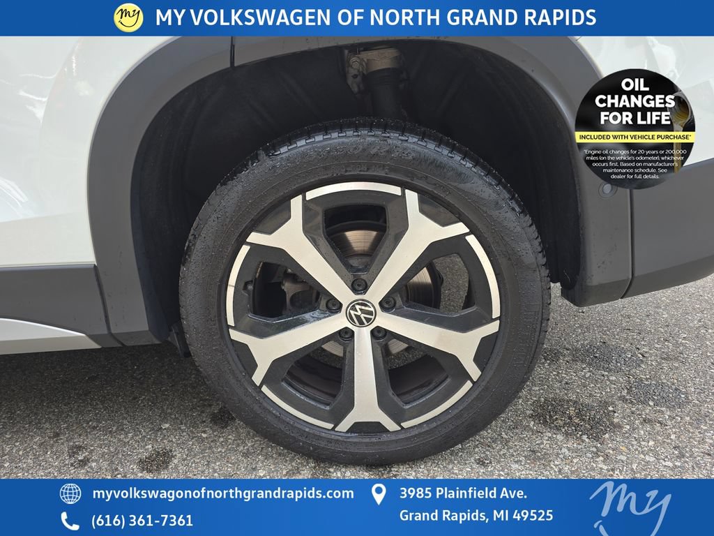 Used 2025 Volkswagen Tiguan SE AWD/4WD image 45