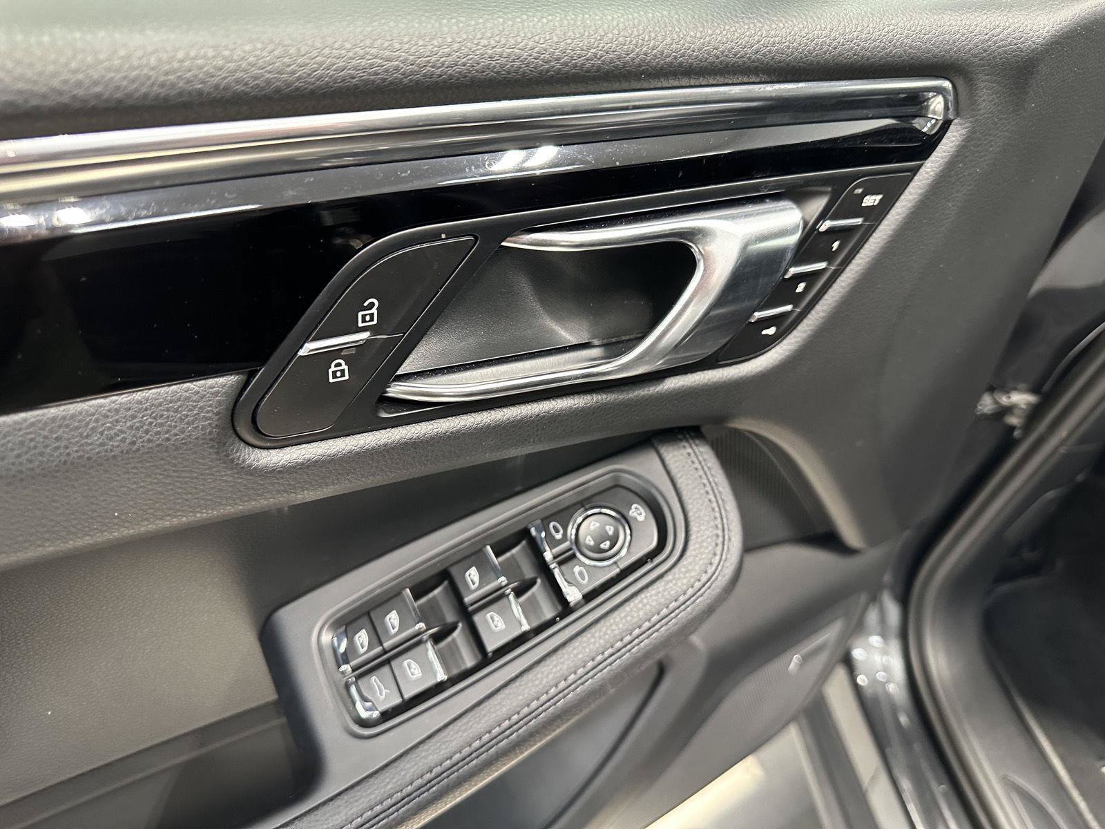 Certified 2026 Porsche Macan AWD/4WD image 16