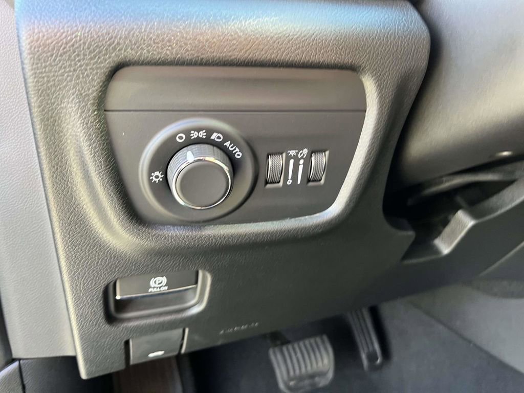 Used 2025 Jeep Grand Cherokee L Laredo image 21