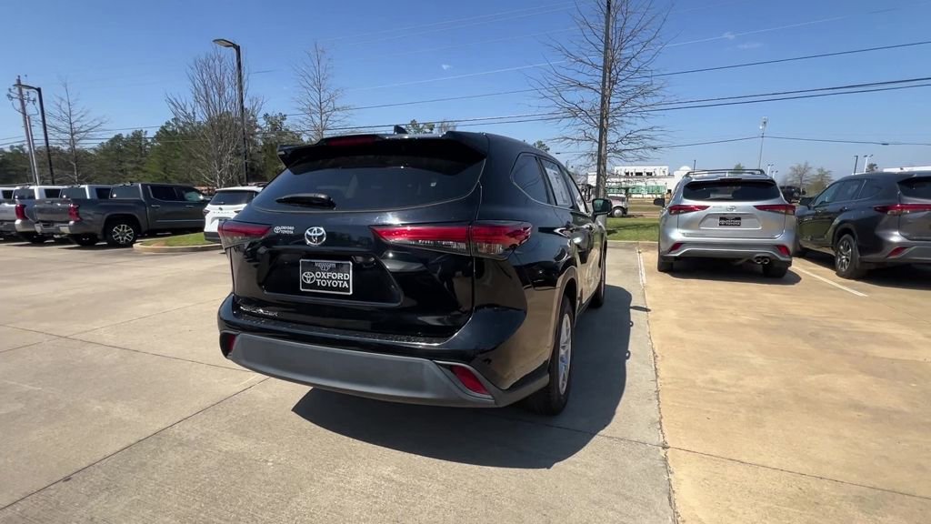 Used 2023 Toyota Highlander L image 6