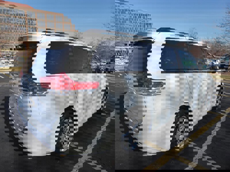 Used 2014 Toyota Sienna LE image 7