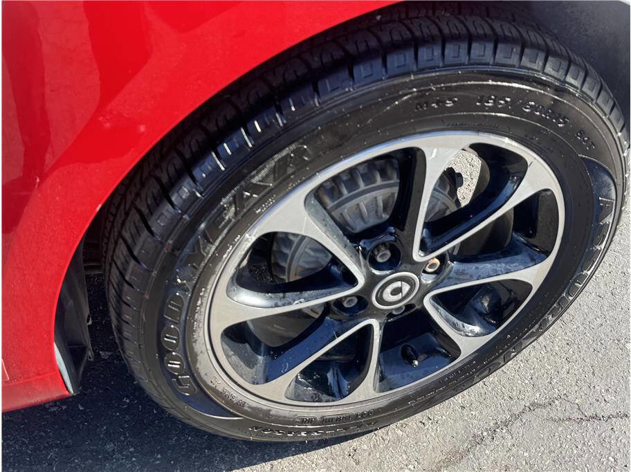 Used 2017 smart fortwo passion image 34