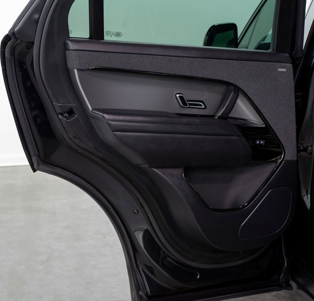 Used 2025 Land Rover Range Rover Sport SE image 9