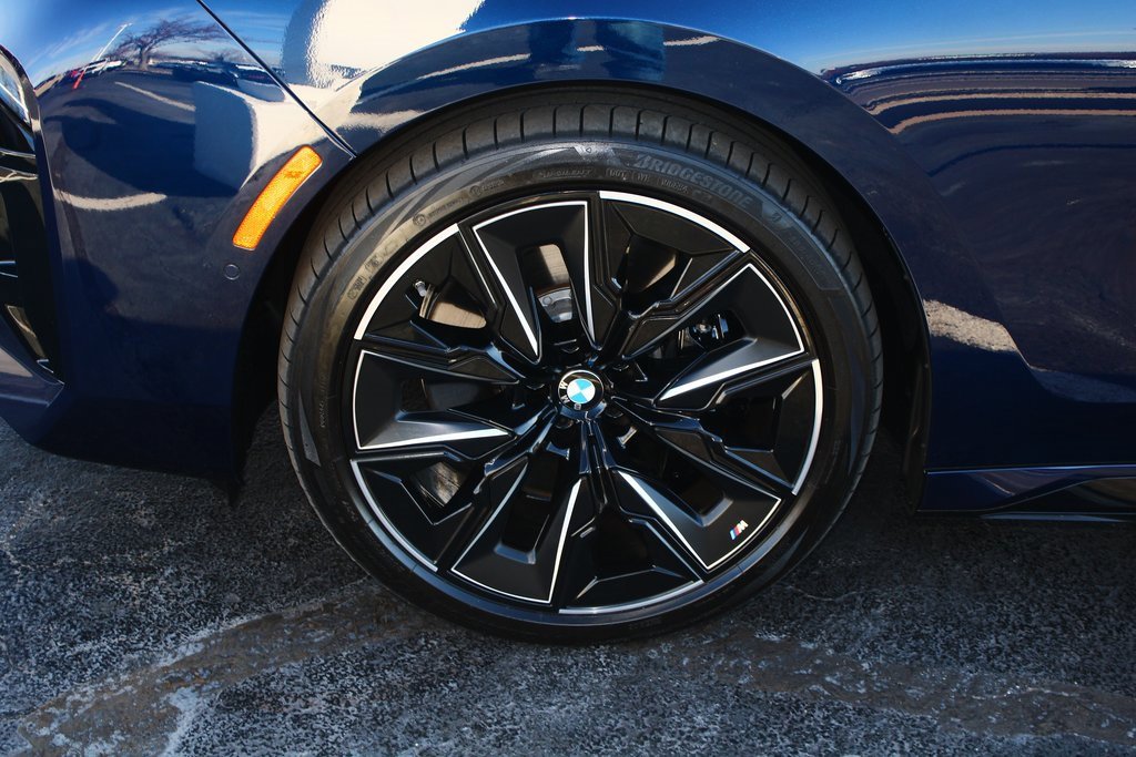 Used 2025 BMW 760i xDrive w/ Executive Package image 3