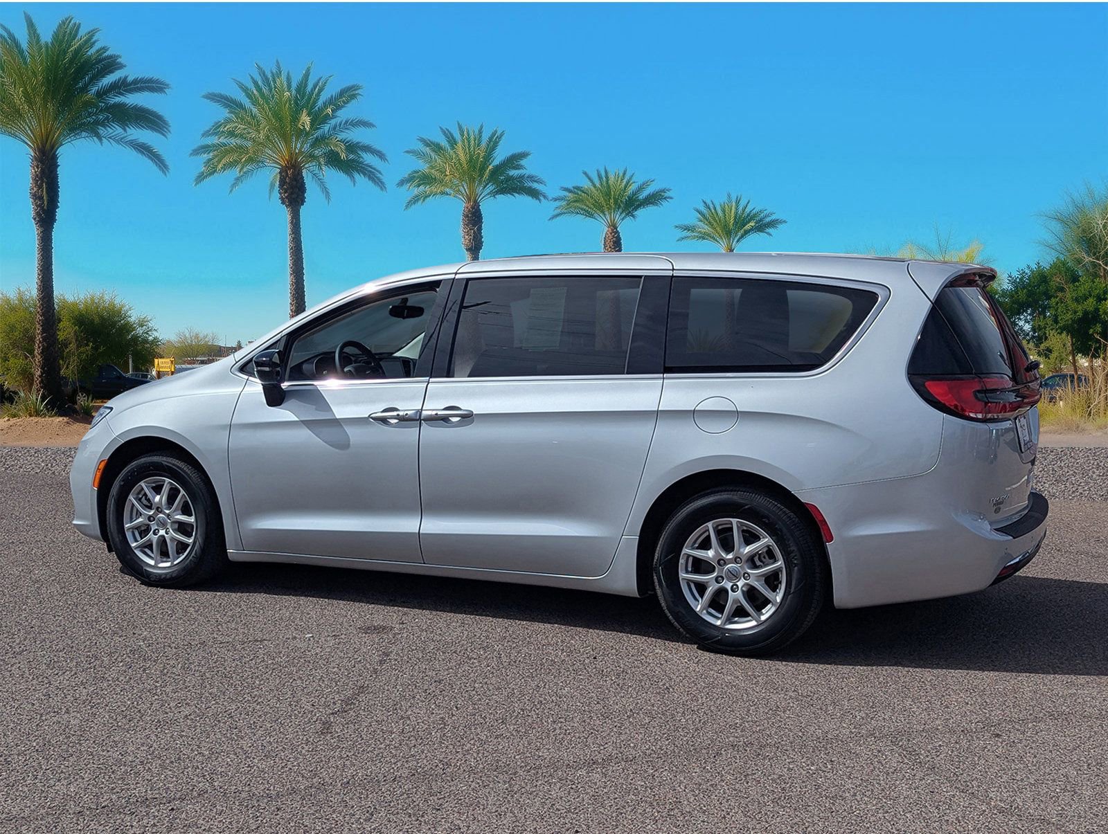 Used 2024 Chrysler Pacifica Touring-L image 2