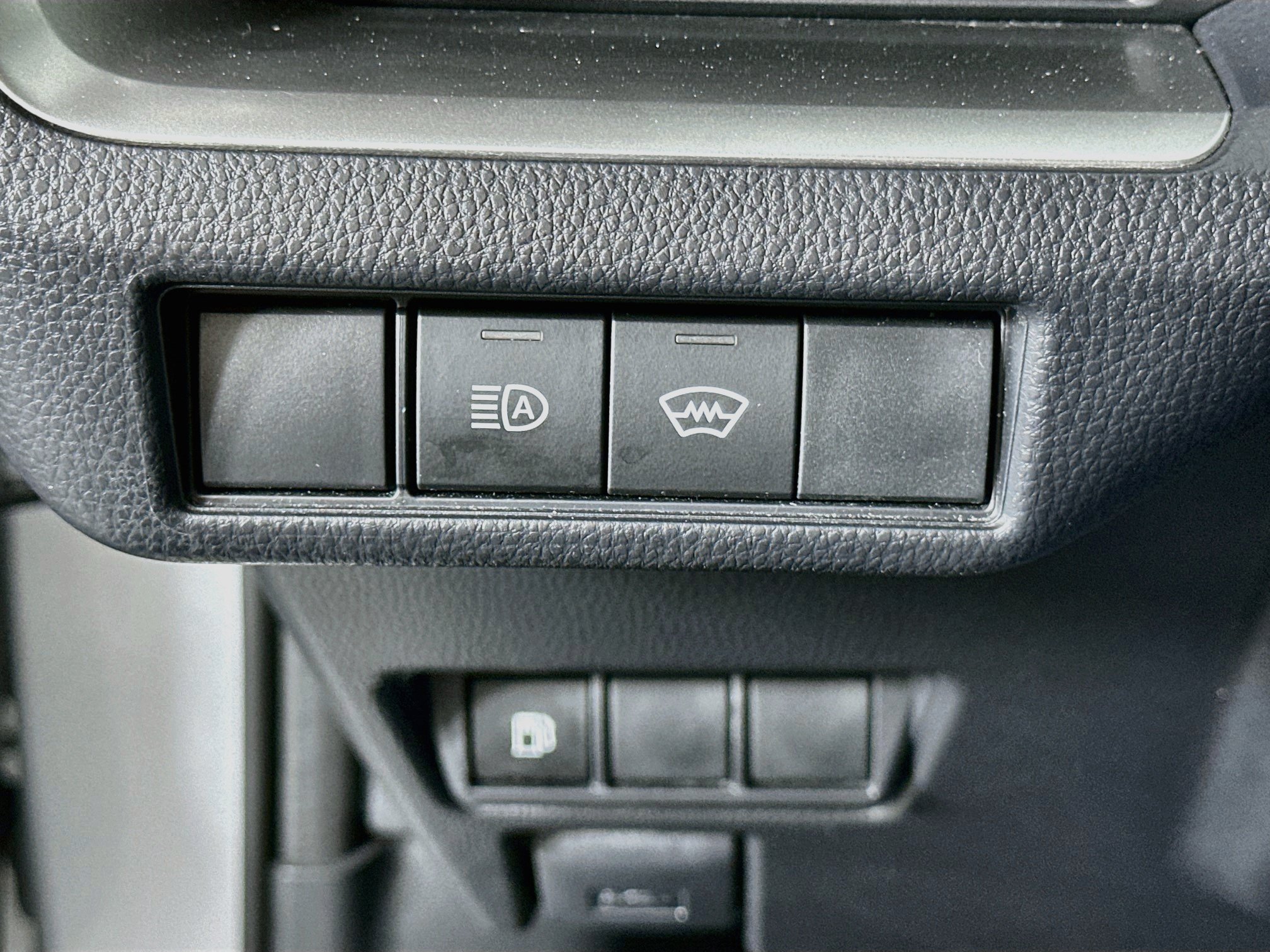 Used 2025 Toyota Prius LE FWD image 17