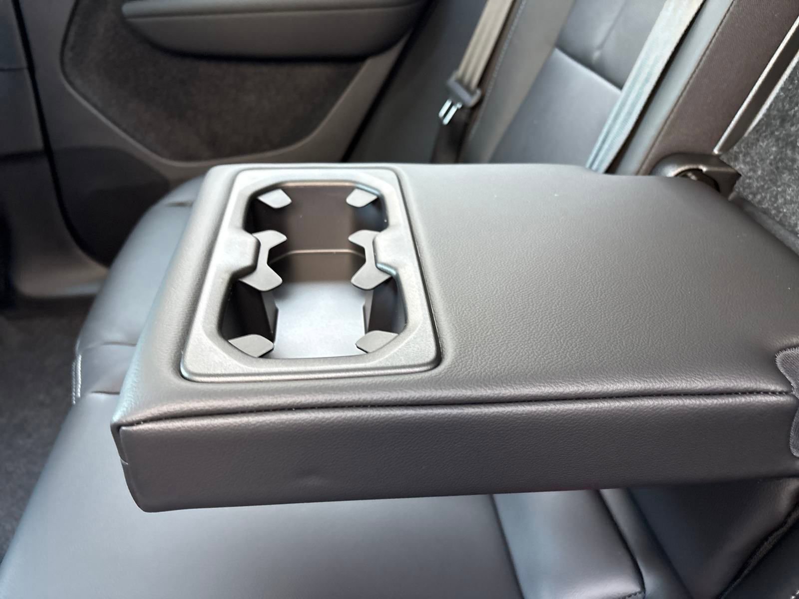 New 2026 Volvo XC40 B5 Plus w/ Protection Package Premier image 32