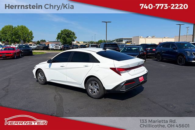 Used 2024 Hyundai Elantra SE FWD image 5
