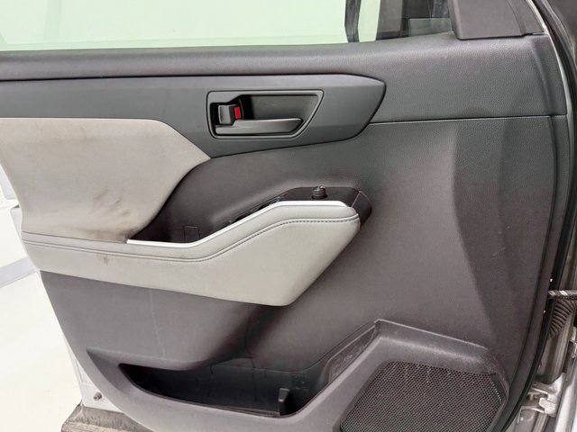 Used 2021 Toyota Highlander LE image 16
