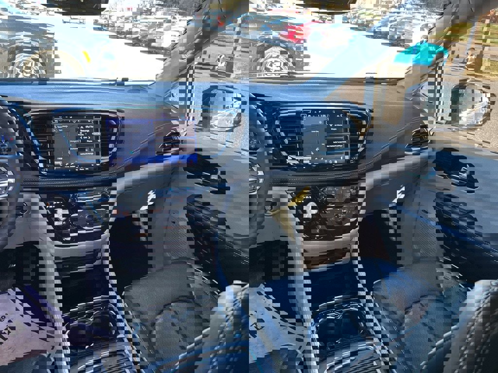 Used 2023 Chrysler Pacifica Limited w/ Uconnect Theater Family Group image 22