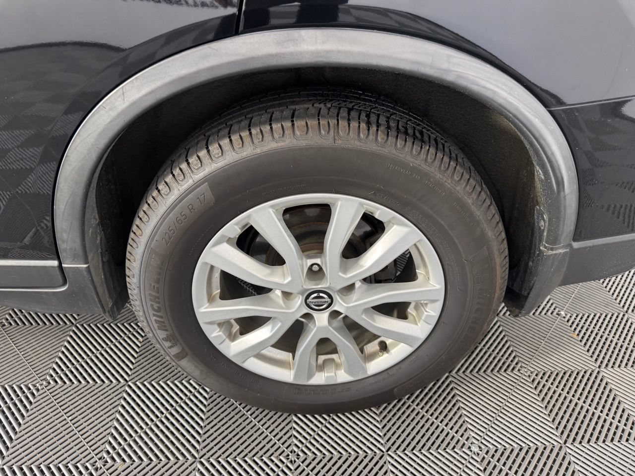 Used 2019 Nissan Rogue S w/ Special Edition Package FWD image 13