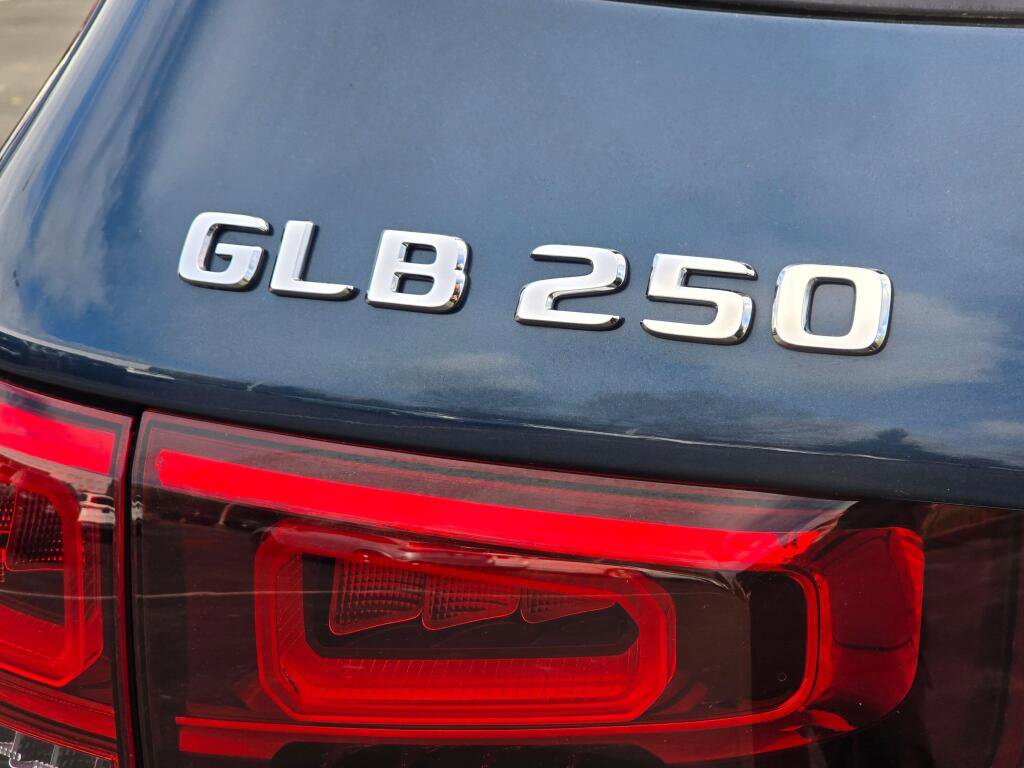 Used 2023 Mercedes-Benz GLB 250 4MATIC w/ Premium Package image 34