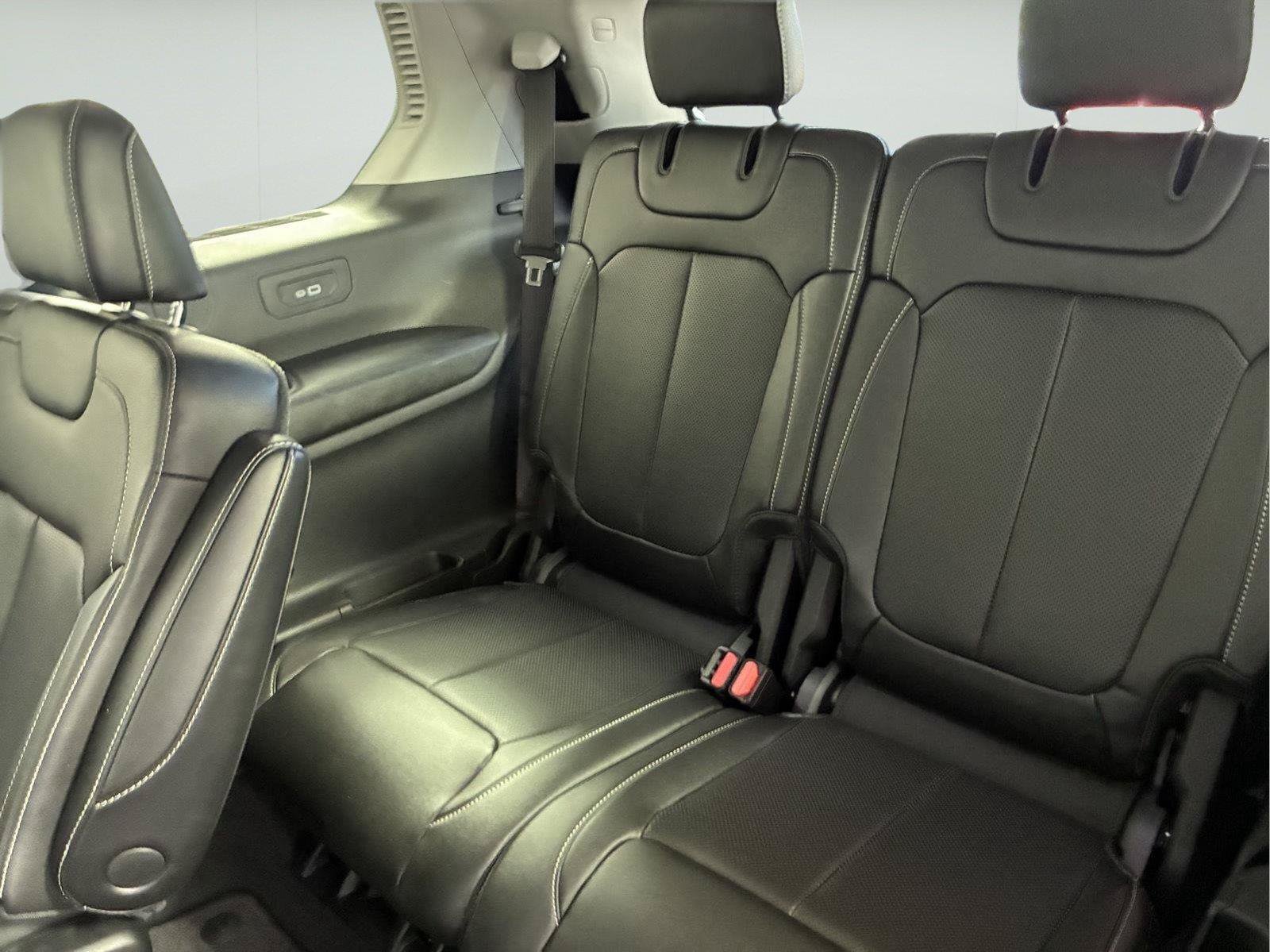Used 2023 Jeep Grand Cherokee L Limited w/ Luxury Tech Group II AWD/4WD image 23