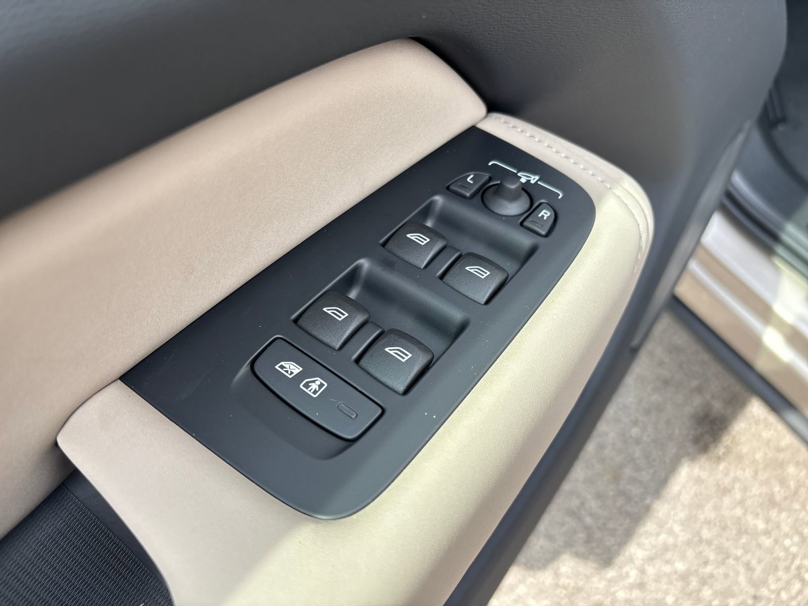 New 2026 Volvo XC60 B5 Plus w/ Protection Package Premier image 11