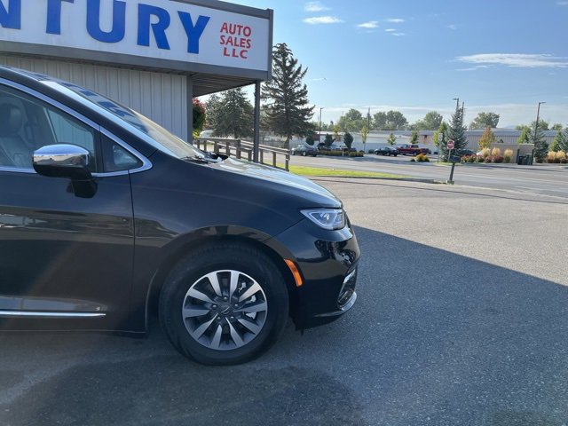 Used 2023 Chrysler Pacifica Limited image 16