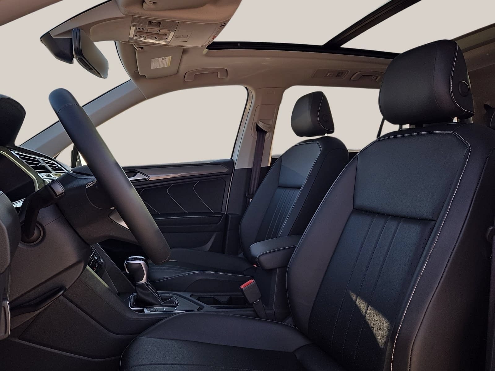 Used 2024 Volkswagen Tiguan SE w/ Panoramic Sunroof Package FWD image 14