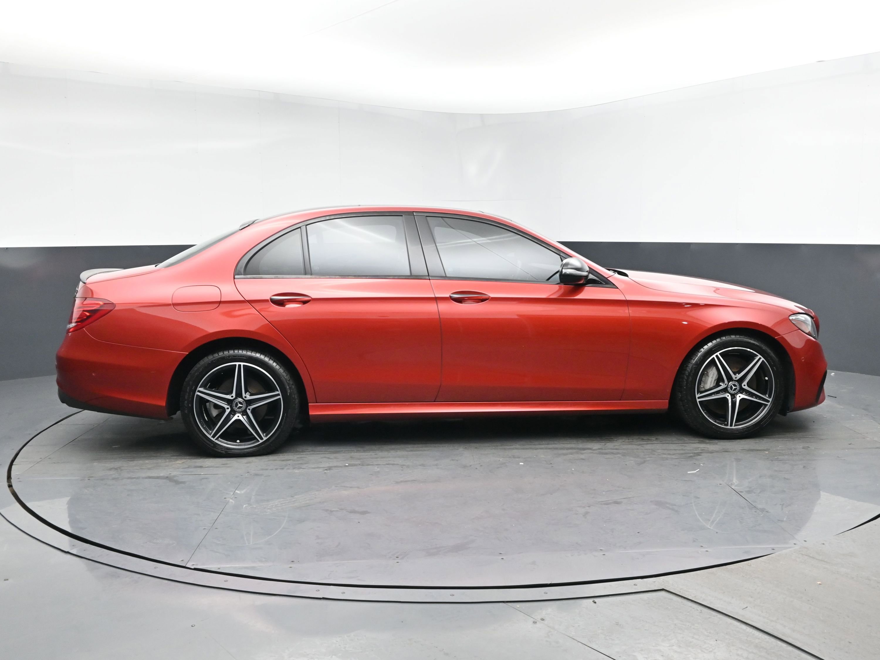 Used 2018 Mercedes-Benz E 300 4MATIC w/ Premium 2 Package image 3