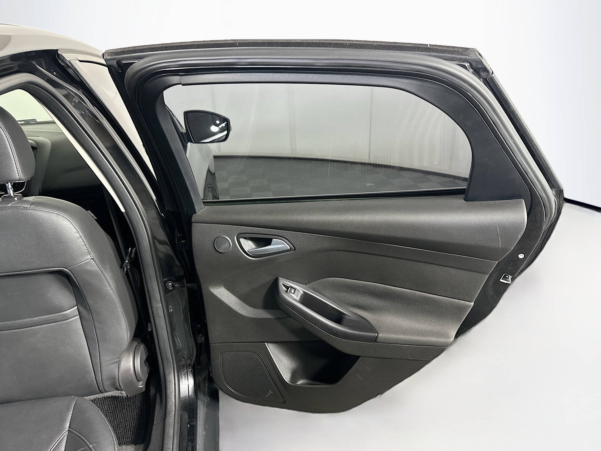 Used 2015 Ford Focus Titanium FWD image 28