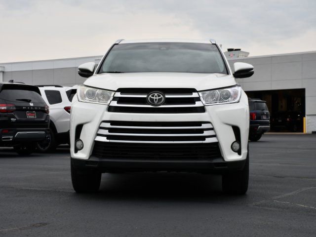 Used 2019 Toyota Highlander XLE FWD image 2