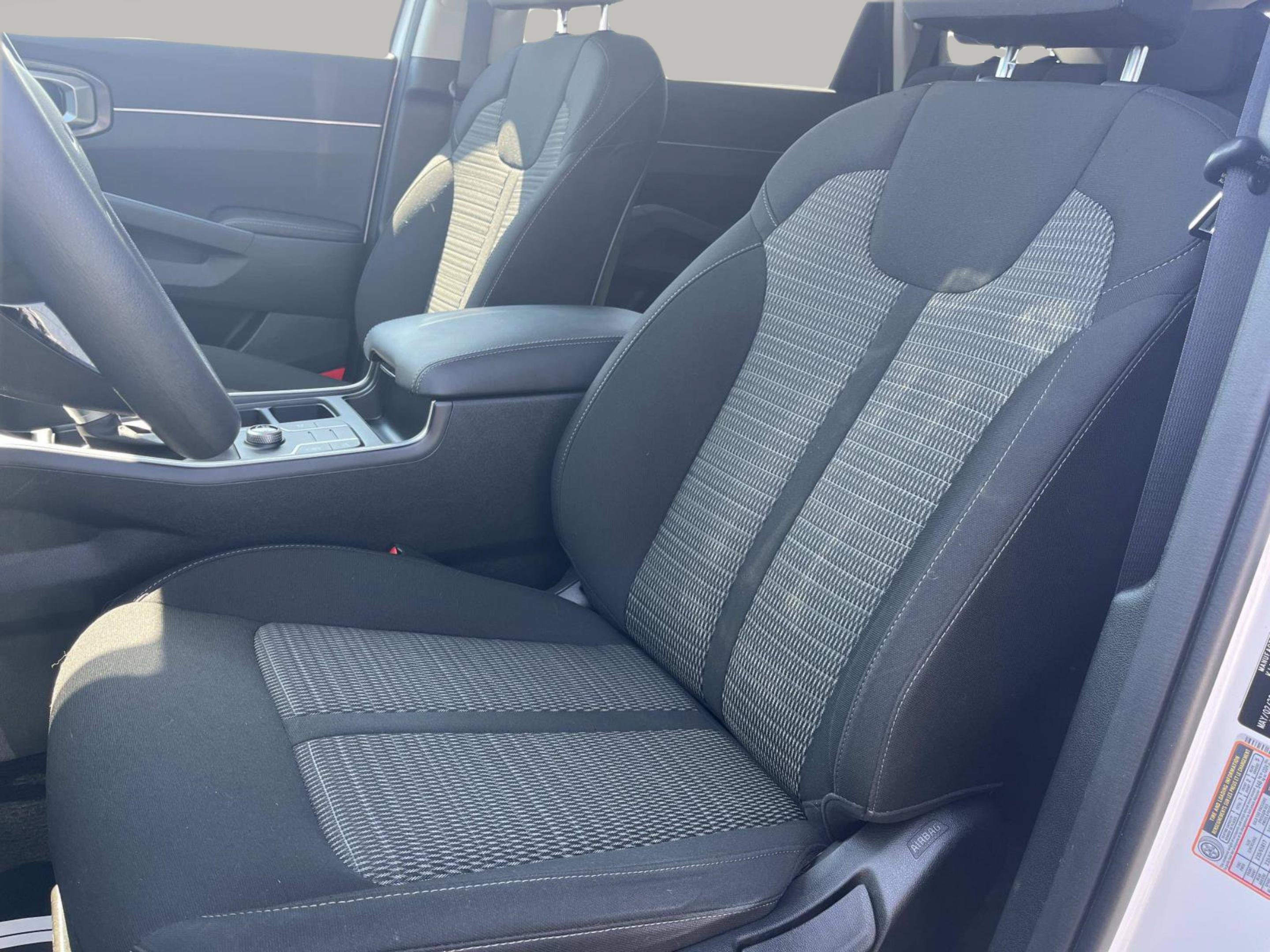 Used 2023 Kia Sorento LX FWD image 32