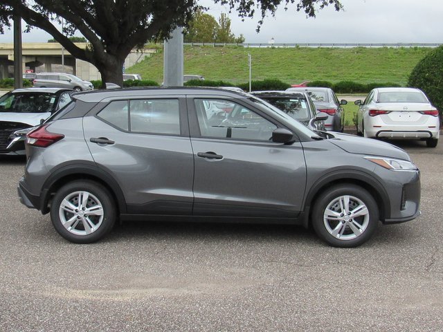 New 2025 Nissan Kicks Play S image 2