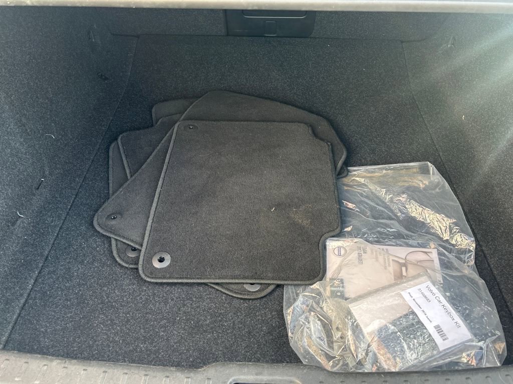 Used 2017 Volvo S90 T6 Momentum w/ Vision Package image 30