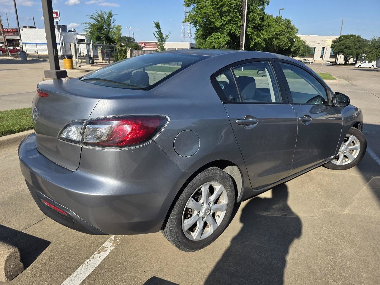 Used 2010 MAZDA MAZDA3 i Touring FWD image 24