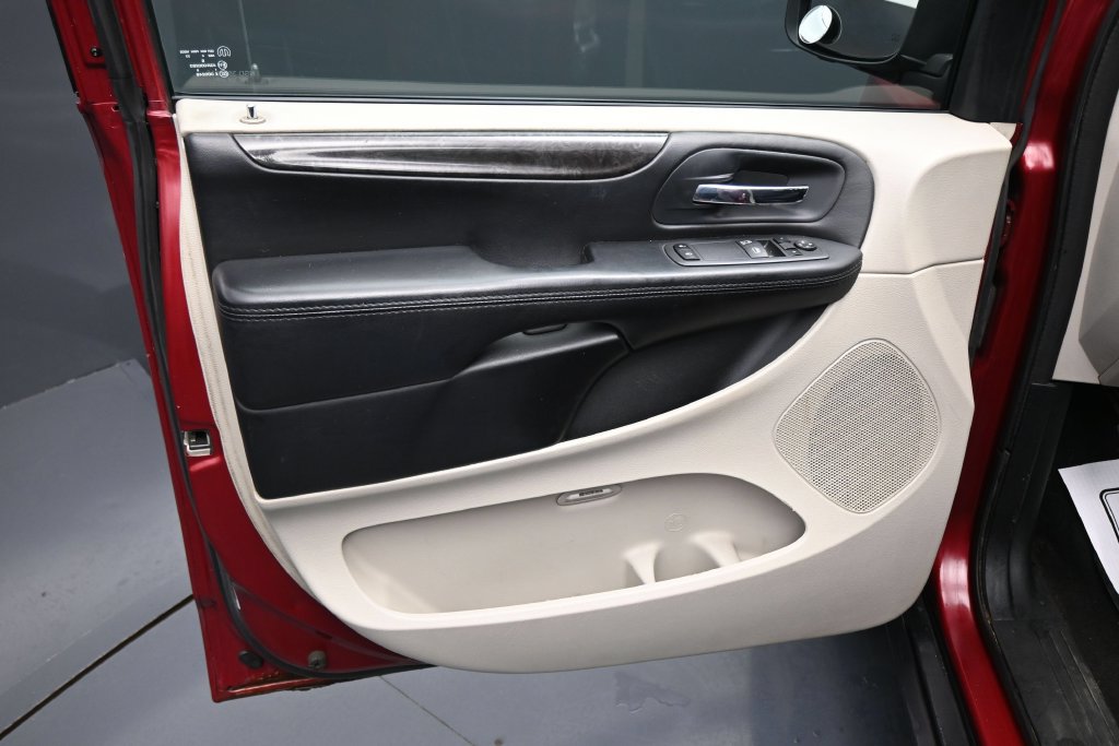 Used 2015 Dodge Grand Caravan American Value Package FWD image 10