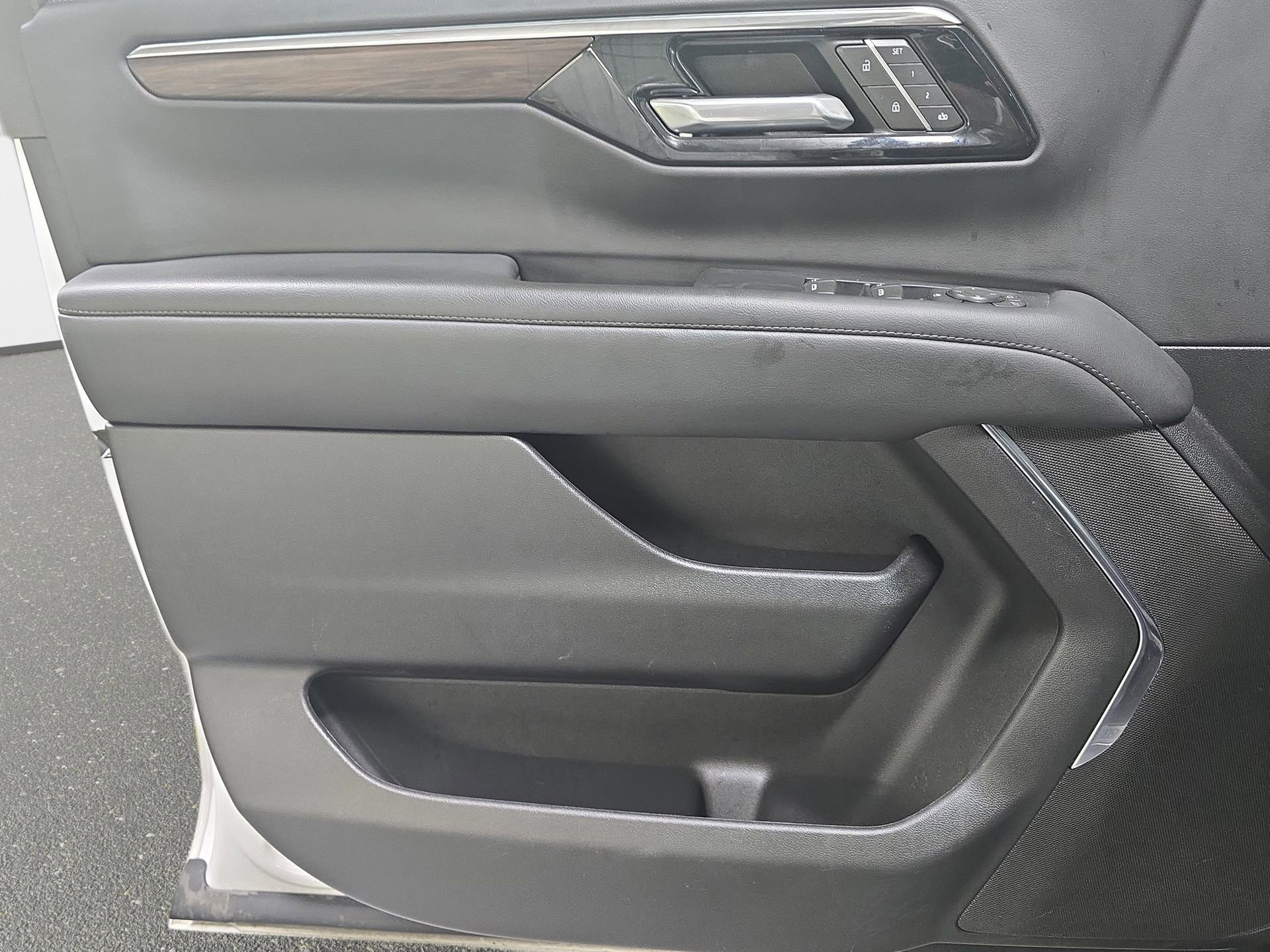 Used 2025 Chevrolet Tahoe LT AWD/4WD image 26