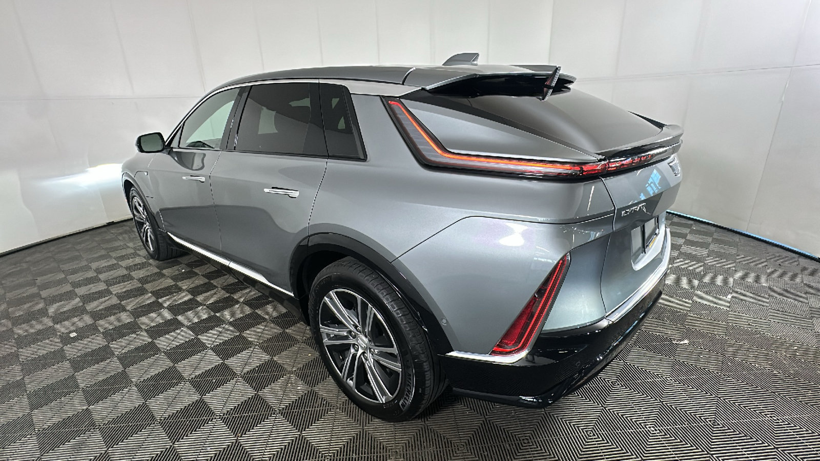 Used 2024 Cadillac Lyriq Luxury AWD/4WD image 5