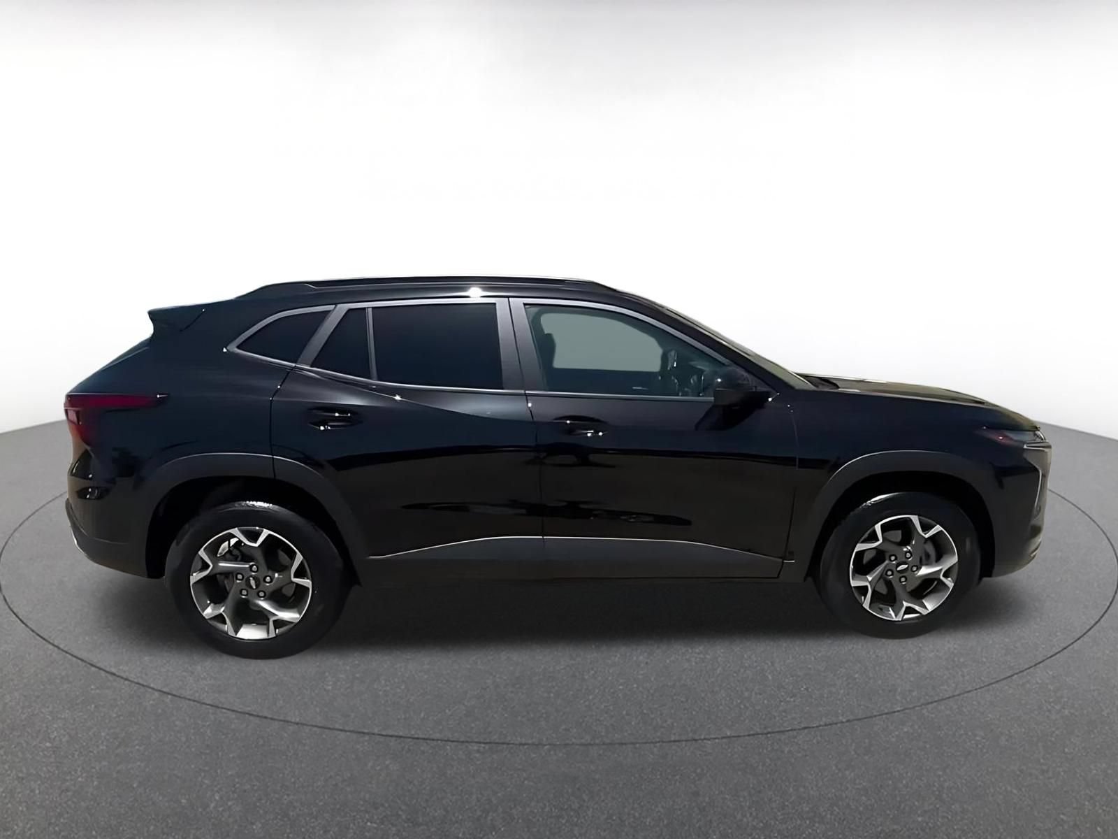Used 2025 Chevrolet Trax LT FWD image 16