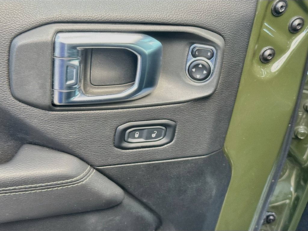 Used 2023 Jeep Wrangler Unlimited Sahara AWD/4WD image 19