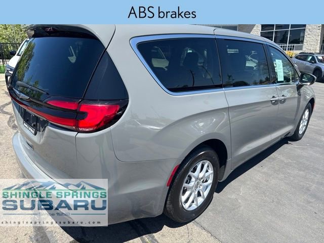 Used 2023 Chrysler Pacifica Touring-L FWD image 5