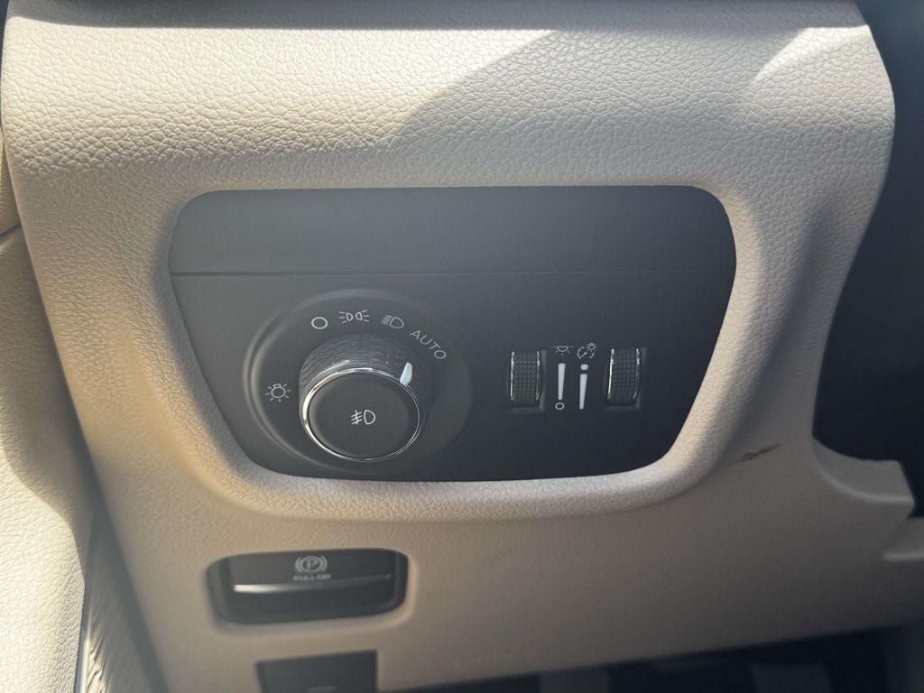Used 2022 Jeep Grand Cherokee L Limited AWD/4WD image 15