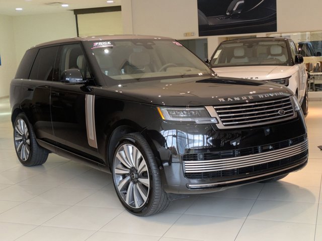 Used 2025 Land Rover Range Rover SV image 3