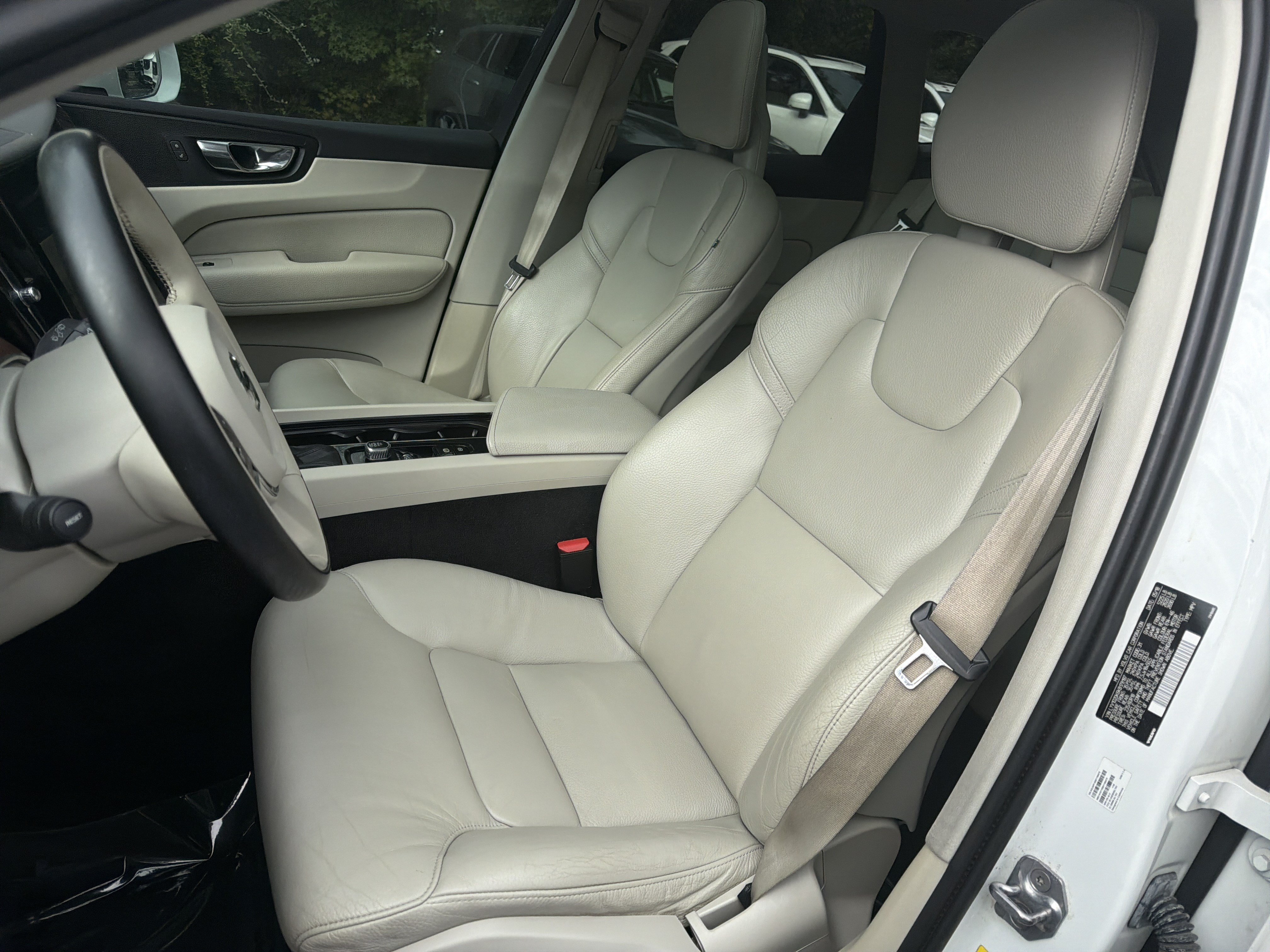 Used 2019 Volvo XC60 T5 Momentum w/ Premium Package FWD image 16