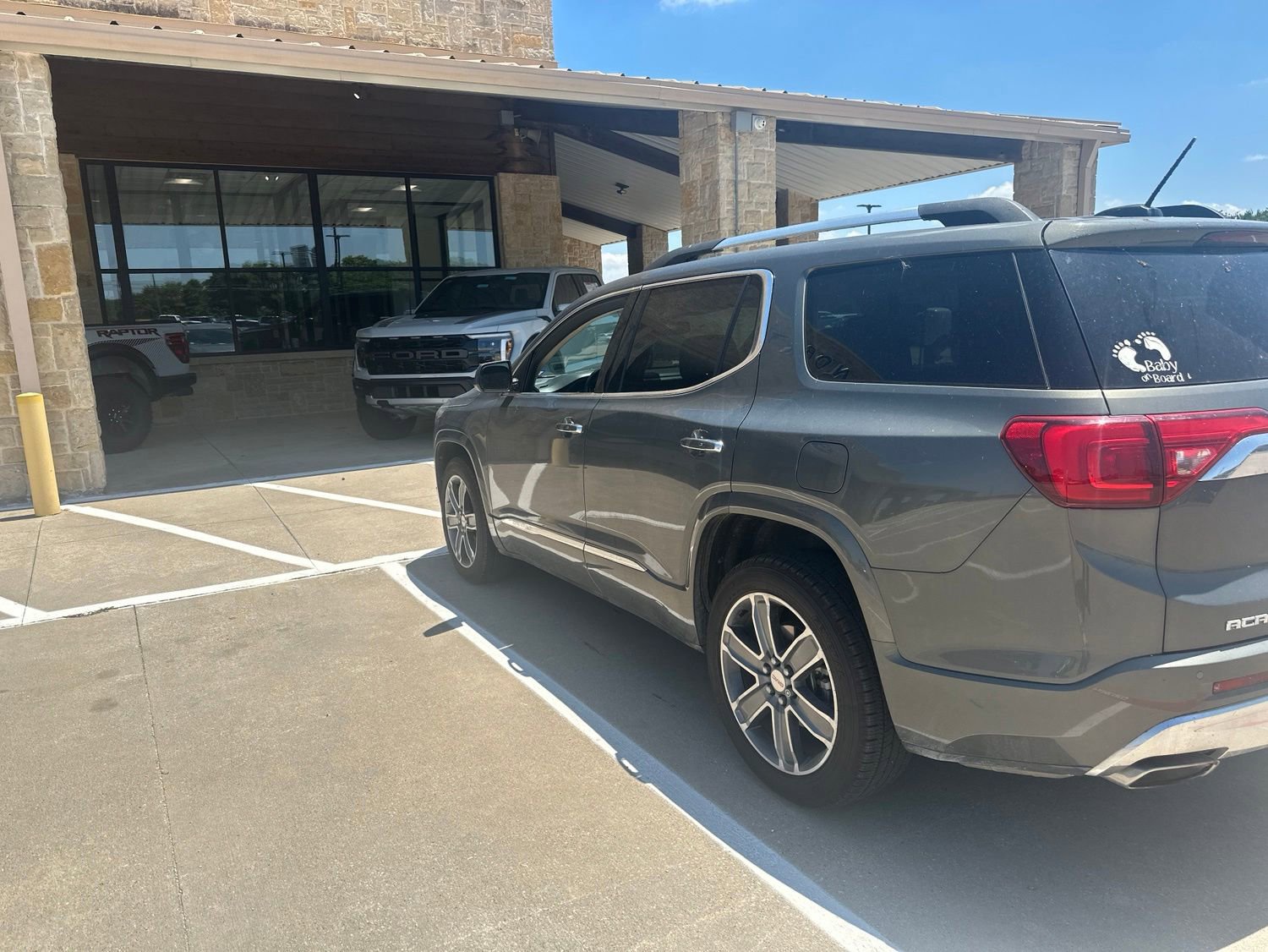 Used 2017 GMC Acadia Denali w/ Technology Package FWD image 3