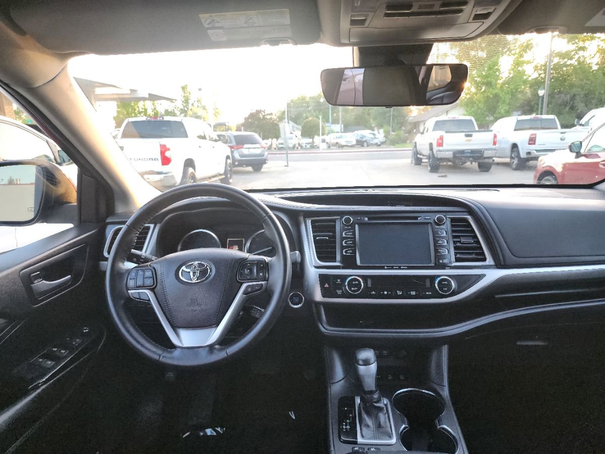 Used 2017 Toyota Highlander SE w/ Carpet Mat Package AWD/4WD image 17