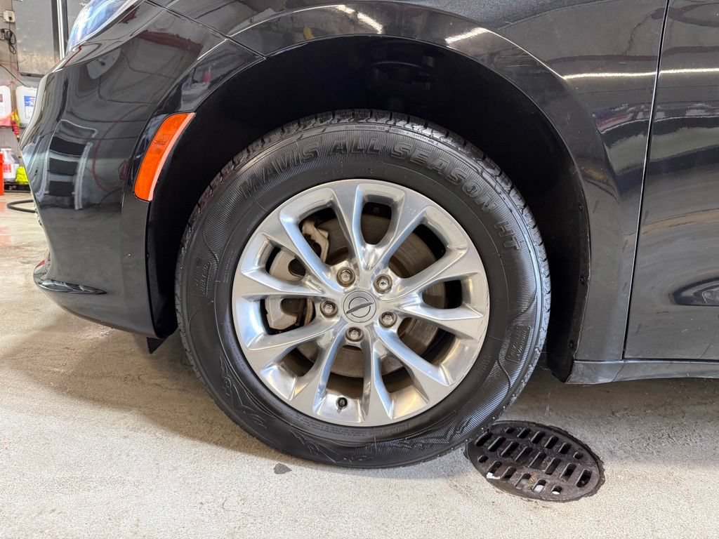 Used 2023 Chrysler Pacifica Touring-L AWD/4WD image 35