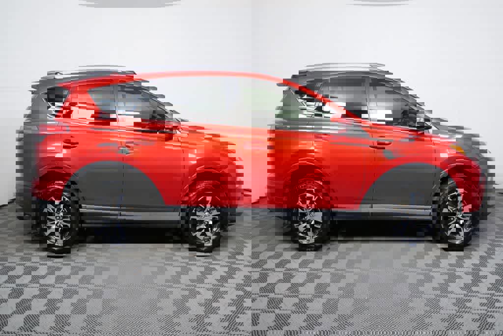 Used 2017 Toyota RAV4 XLE image 4