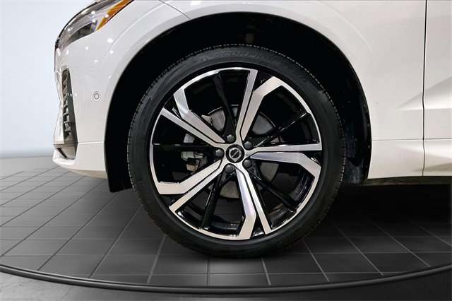 Certified 2023 Volvo XC60 B5 Ultimate w/ Climate Package image 10