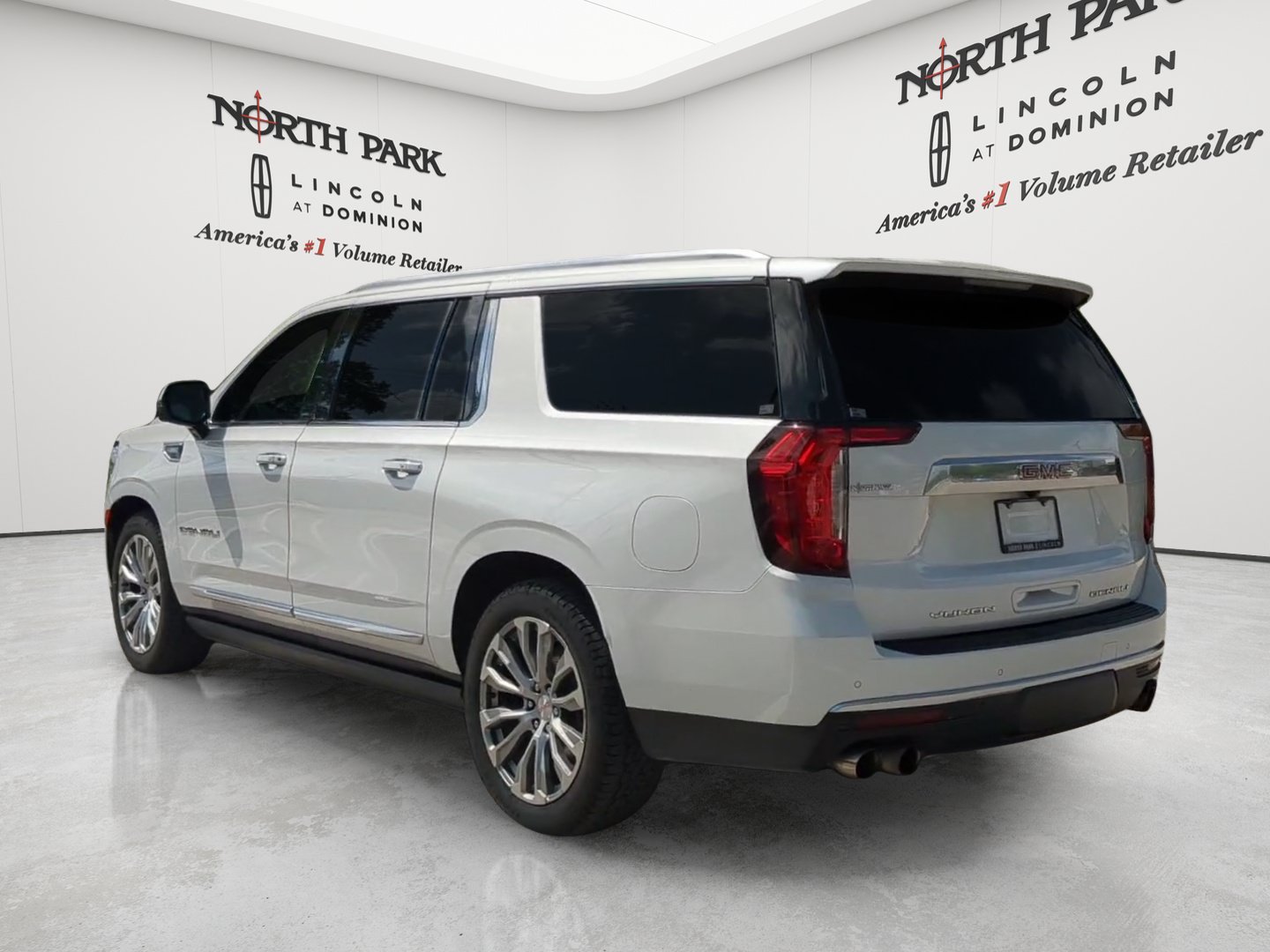Used 2022 GMC Yukon XL Denali w/ Max Trailering Package AWD/4WD image 3