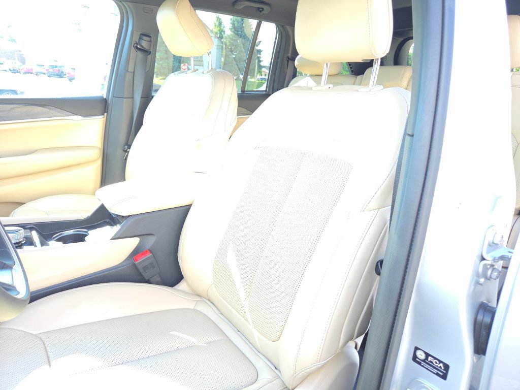 Certified 2024 Jeep Grand Cherokee Limited w/ Luxury Tech Group II AWD/4WD image 16