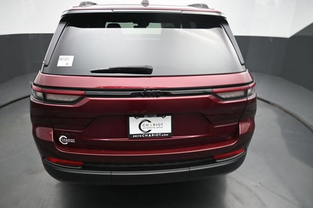 Used 2025 Jeep Grand Cherokee Altitude AWD/4WD image 2